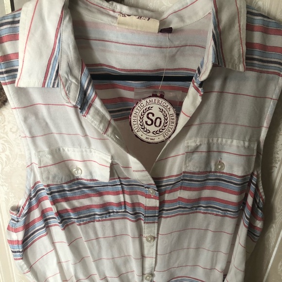 SO sleeveless top with back cutout. Size L - Picture 1 of 2